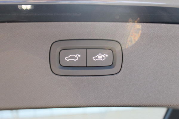 Volvo XC90 T8 406pk Automaat AWD Ultra Black Edition / Stoelmassage - en ventilatie / Luchtvering / Trekhaak / Panoramadak / Google services / Elektrisch bedienbare voorstoelen met geheugen / Stoelverwarming voor en achter