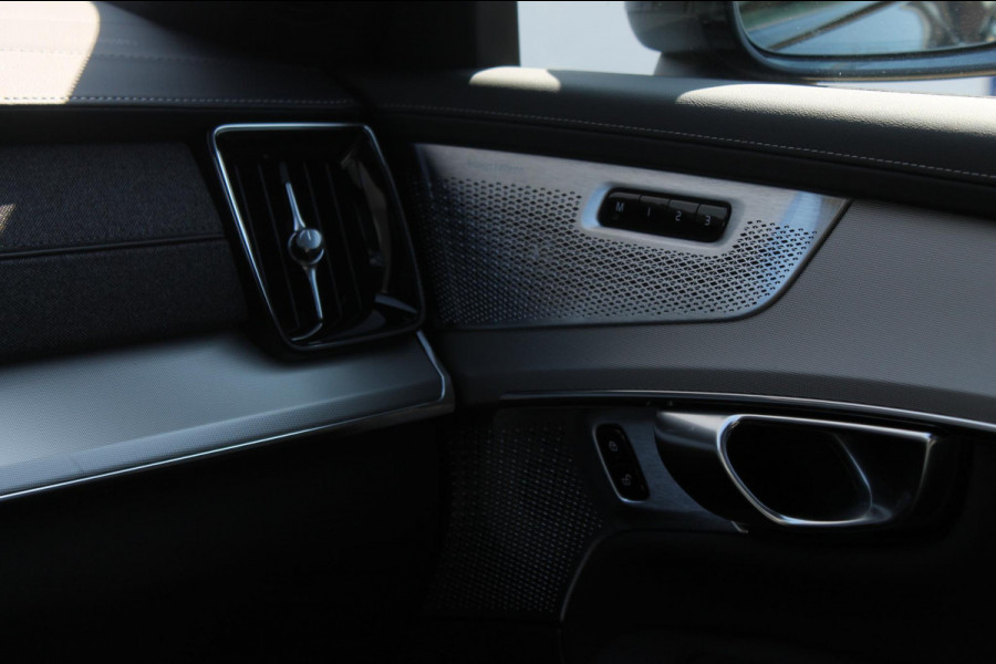 Volvo XC90 T8 406pk Automaat AWD Ultra Black Edition / Stoelmassage - en ventilatie / Luchtvering / Trekhaak / Panoramadak / Google services / Elektrisch bedienbare voorstoelen met geheugen / Stoelverwarming voor en achter