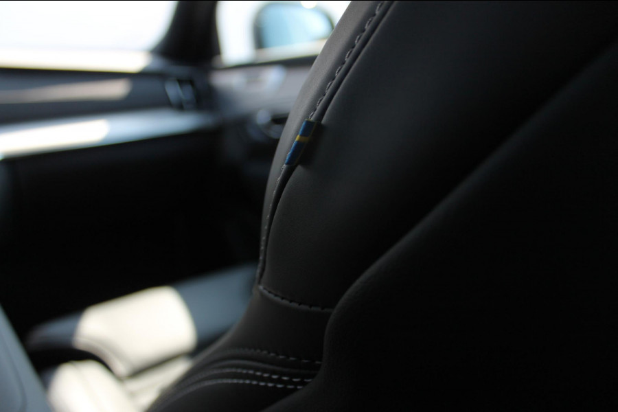 Volvo XC90 T8 406pk Automaat AWD Ultra Black Edition / Stoelmassage - en ventilatie / Luchtvering / Trekhaak / Panoramadak / Google services / Elektrisch bedienbare voorstoelen met geheugen / Stoelverwarming voor en achter