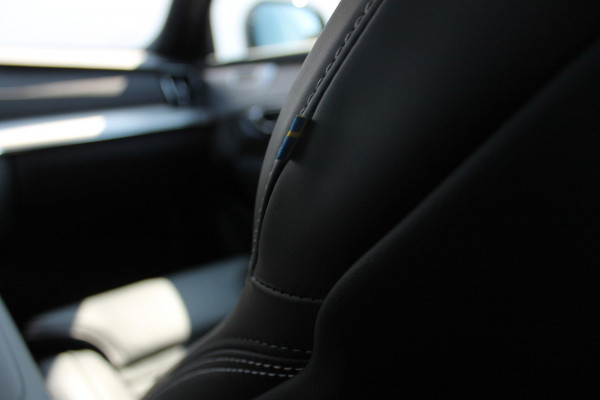Volvo XC90 T8 406pk Automaat AWD Ultra Black Edition / Stoelmassage - en ventilatie / Luchtvering / Trekhaak / Panoramadak / Google services / Elektrisch bedienbare voorstoelen met geheugen / Stoelverwarming voor en achter