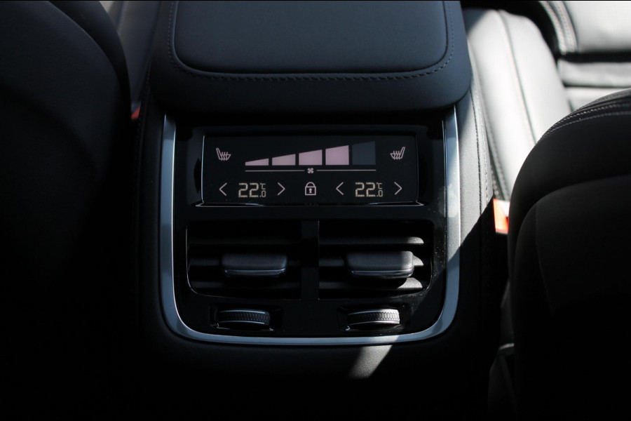 Volvo XC90 T8 406pk Automaat AWD Ultra Black Edition / Stoelmassage - en ventilatie / Luchtvering / Trekhaak / Panoramadak / Google services / Elektrisch bedienbare voorstoelen met geheugen / Stoelverwarming voor en achter