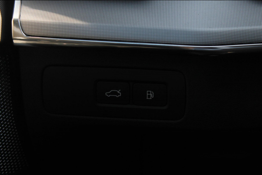 Volvo XC90 T8 406pk Automaat AWD Ultra Black Edition / Stoelmassage - en ventilatie / Luchtvering / Trekhaak / Panoramadak / Google services / Elektrisch bedienbare voorstoelen met geheugen / Stoelverwarming voor en achter