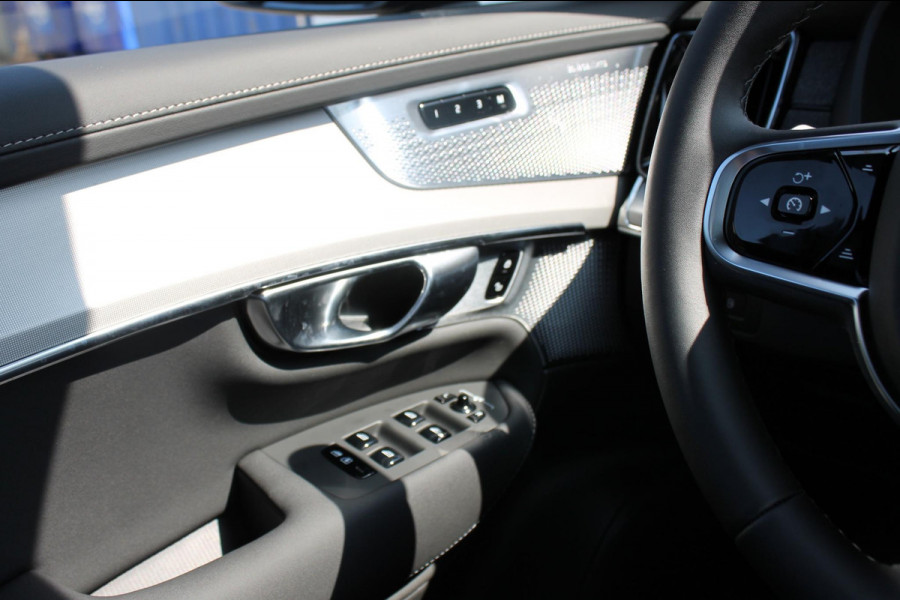 Volvo XC90 T8 406pk Automaat AWD Ultra Black Edition / Stoelmassage - en ventilatie / Luchtvering / Trekhaak / Panoramadak / Google services / Elektrisch bedienbare voorstoelen met geheugen / Stoelverwarming voor en achter