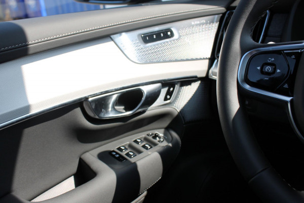 Volvo XC90 T8 406pk Automaat AWD Ultra Black Edition / Stoelmassage - en ventilatie / Luchtvering / Trekhaak / Panoramadak / Google services / Elektrisch bedienbare voorstoelen met geheugen / Stoelverwarming voor en achter