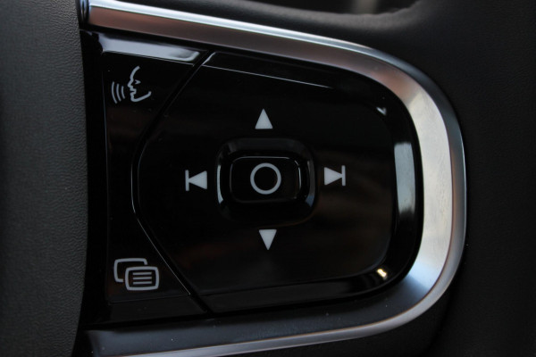 Volvo XC90 T8 406pk Automaat AWD Ultra Black Edition / Stoelmassage - en ventilatie / Luchtvering / Trekhaak / Panoramadak / Google services / Elektrisch bedienbare voorstoelen met geheugen / Stoelverwarming voor en achter