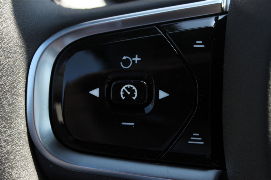 Volvo XC90 T8 406pk Automaat AWD Ultra Black Edition / Stoelmassage - en ventilatie / Luchtvering / Trekhaak / Panoramadak / Google services / Elektrisch bedienbare voorstoelen met geheugen / Stoelverwarming voor en achter