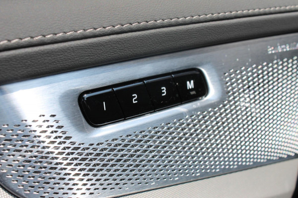 Volvo XC90 T8 406pk Automaat AWD Ultra Black Edition / Stoelmassage - en ventilatie / Luchtvering / Trekhaak / Panoramadak / Google services / Elektrisch bedienbare voorstoelen met geheugen / Stoelverwarming voor en achter