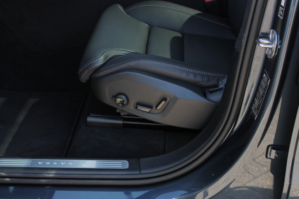 Volvo XC90 T8 406pk Automaat AWD Ultra Black Edition / Stoelmassage - en ventilatie / Luchtvering / Trekhaak / Panoramadak / Google services / Elektrisch bedienbare voorstoelen met geheugen / Stoelverwarming voor en achter