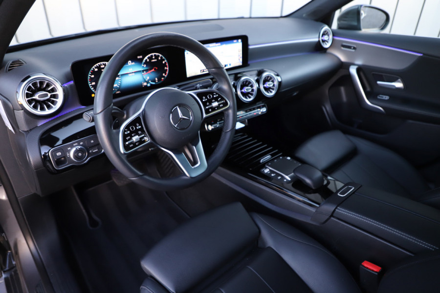 Mercedes-Benz A-Klasse 180 Business Solution Luxury | 136PK | Sfeerverlichting+ | Stoelverw. | Widescreen | Camera | Clima | Carplay | 2020.