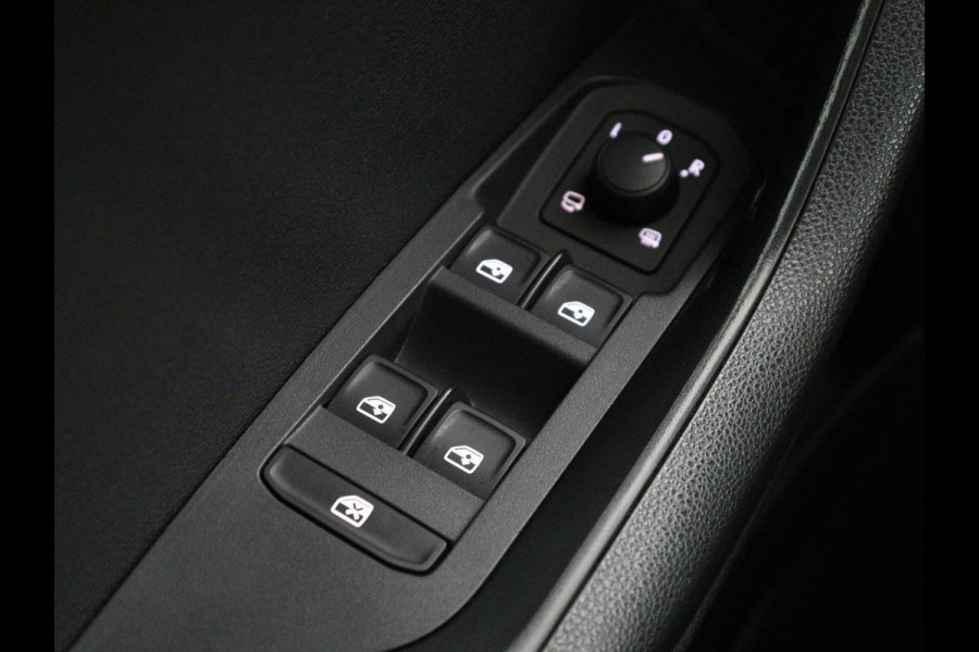 Škoda Karoq 1.5 TSI ACT Business Edition | Stoelverwarming | Navigatie | Carplay | Sfeerverlichting | Climate control | Park assist | Trekhaak