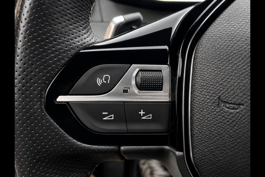 Peugeot 208 1.2 PureTech Allure pack Automaat Navigatie Apple CarPlay Android Auto Parkeerhulp Cruise control Climate control Lichtmetalen velgen