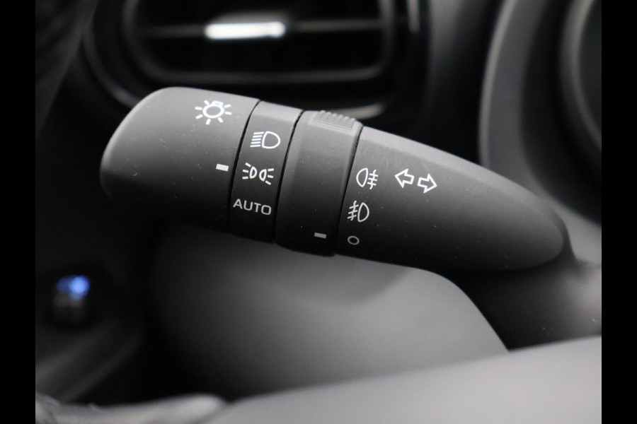 Toyota Yaris Cross 1.5 HYBRIDE BLACK & WHITE AUTOMAAT GARANTIE 3-2034 LM VELGEN. CARPLAY NAVI.ADAPTIEVE CRUISE CONTROLL