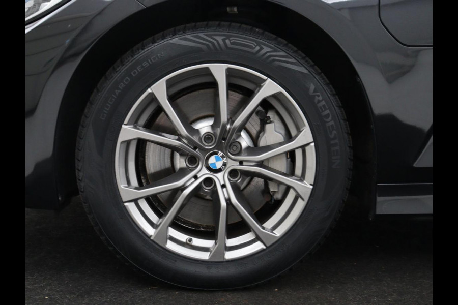 BMW 3 Serie Touring 330e Business Edition Plus | SOH 88,3% | Leder | Stoelverwarming | | Carplay | Navigatie | Park assist | Sfeerverlichting | Elektrische achterklep