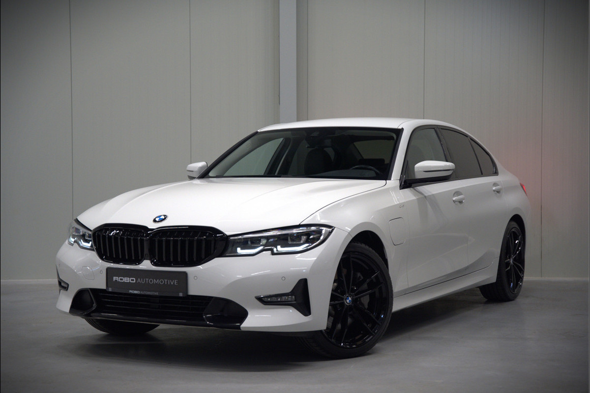 BMW 3-serie 330e eDrive Edition High Executive | Stoelverwarming | Navigatie | Apple Carplay | Parkeersensoren | Keyless | Cruise Control | LED | Leer | Trekhaak | Climate Control |