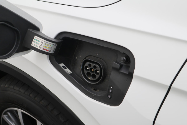 Volkswagen Tiguan 1.4 TSI DSG Plug-in Hybrid Life Navigatie, Camera, Apple CarPlay, ACC, Stoelverwarming, 17”, SOH 90.7%