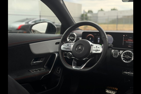 Mercedes-Benz CLA-Klasse Shooting Brake 250 e AMG Line(NL-auto,1e Eig, Dealer OnderH, Panorama, SfeerVerlichting, Verwarming, Etc)