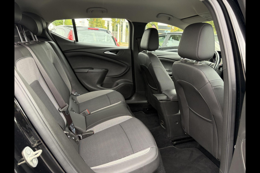 Opel Astra 1.2 Business Elegance 2e Eigenaar l Navi l Camera l Carplay l Keyless l Trekhaak l 110pk l Pdc V+A l Halfleder l 6 Bak l N.A.P l | Lm velgen l Rijstrooksensor l Apk tot 07-2027