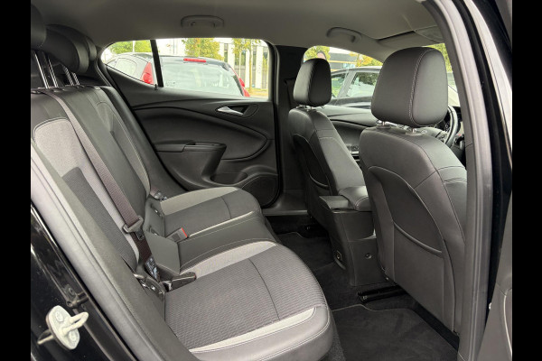 Opel Astra 1.2 Business Elegance 2e Eigenaar l Navi l Camera l Carplay l Keyless l Trekhaak l 110pk l Pdc V+A l Halfleder l 6 Bak l N.A.P l | Lm velgen l Rijstrooksensor l Apk tot 07-2027