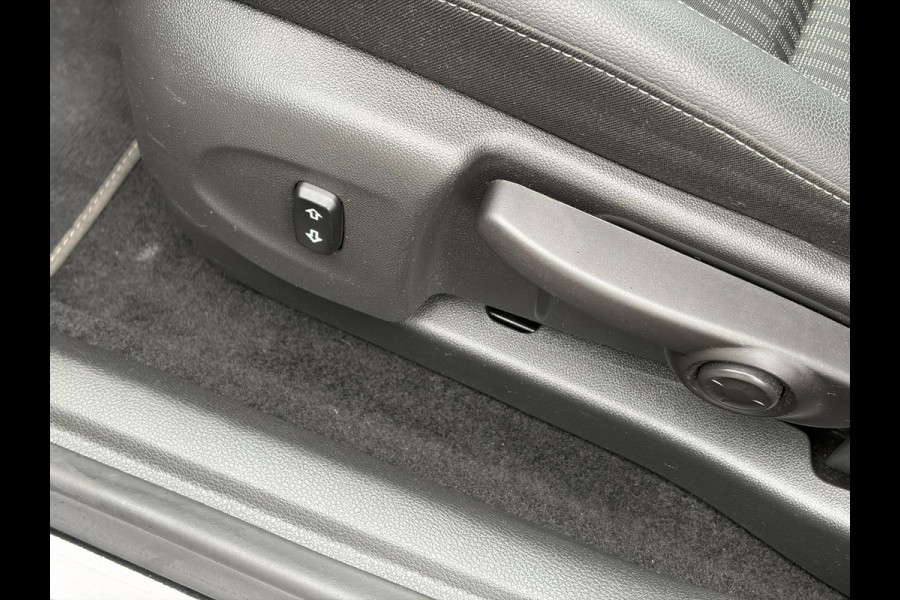 Opel Astra 1.2 Business Elegance 2e Eigenaar l Navi l Camera l Carplay l Keyless l Trekhaak l 110pk l Pdc V+A l Halfleder l 6 Bak l N.A.P l | Lm velgen l Rijstrooksensor l Apk tot 07-2027