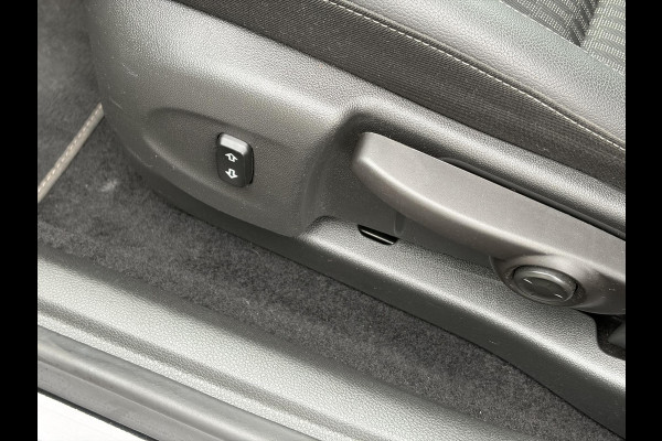Opel Astra 1.2 Business Elegance 2e Eigenaar l Navi l Camera l Carplay l Keyless l Trekhaak l 110pk l Pdc V+A l Halfleder l 6 Bak l N.A.P l | Lm velgen l Rijstrooksensor l Apk tot 07-2027