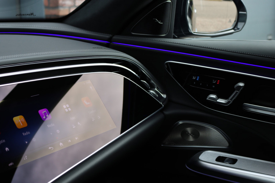 Mercedes-Benz E-Klasse Estate 300 de 4MATIC AMG Line | Luchtvering | Hyperscreen | Distronic+ | HUD | Nappa Leder | Stoelventilatie | Vlakkenverwarming | Massage | 3D-Display |