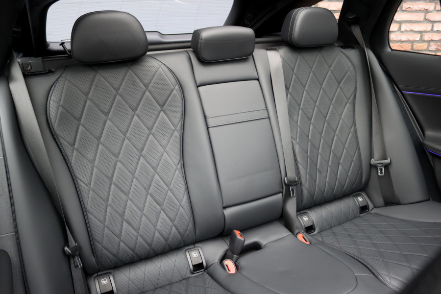 Mercedes-Benz E-Klasse Estate 300 de 4MATIC AMG Line | Luchtvering | Hyperscreen | Distronic+ | HUD | Nappa Leder | Stoelventilatie | Vlakkenverwarming | Massage | 3D-Display |