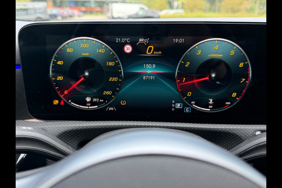 Mercedes-Benz A-Klasse 200 Business Solution AMG styling, burmester, achteruitrijcamera, sfeerverlichting, stoelverwarming,