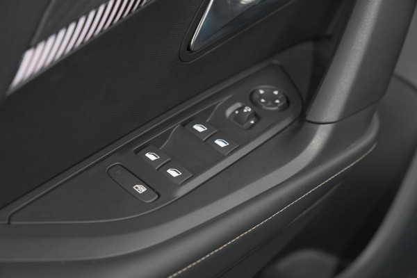 Peugeot e-2008 EV Allure 54 kWh | SOH 97,4% | 11 KW Lader | Apple Carplay | Parkeersensoren