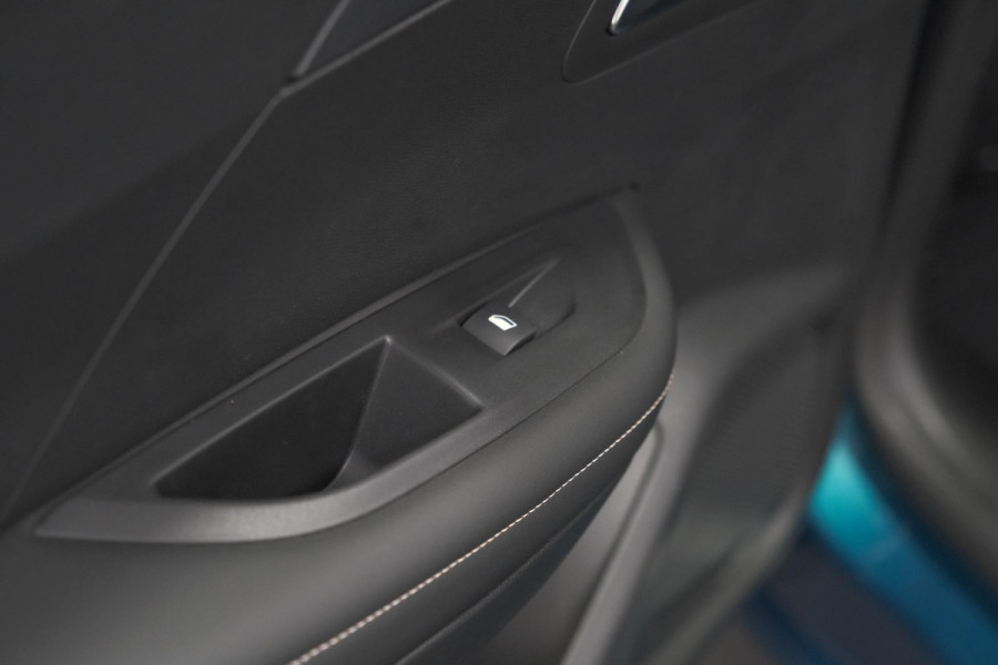 Peugeot e-2008 EV Allure 54 kWh | SOH 97,4% | 11 KW Lader | Apple Carplay | Parkeersensoren