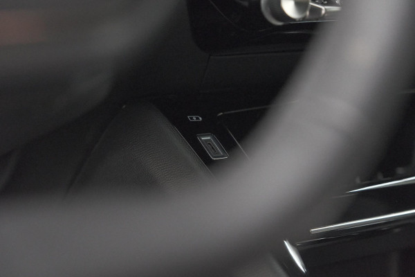 Peugeot e-2008 EV Allure 54 kWh | SOH 97,4% | 11 KW Lader | Apple Carplay | Parkeersensoren