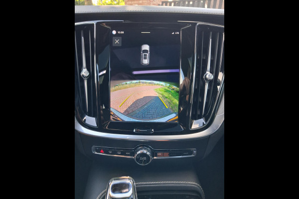 Volvo V60 2.0 T8 Plug-in hybrid AWD Ultimate Bright | Panoramadak | Trekhaak | Harman Kardon | NL-Auto | 455PK |