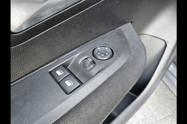 Peugeot 208 1.2 PureTech Active Carplay! NAP! Airco/Clima! Navigatie! Dealer Onderhouden! Nette Auto!