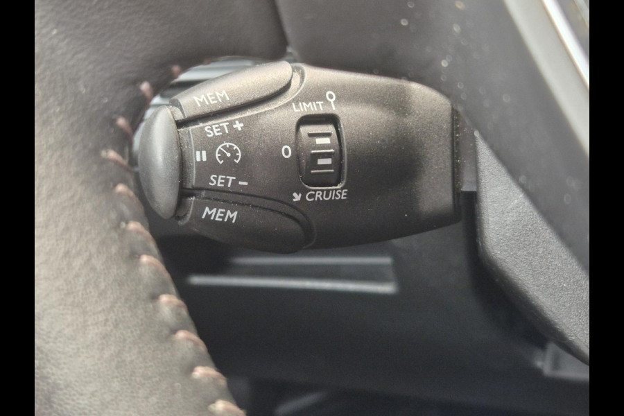 Peugeot 3008 1.2 PureTech Allure | Limited | Navigatie | Apple CarPlay / Android Auto | Parkeersensoren voor / achter | Climate Control |