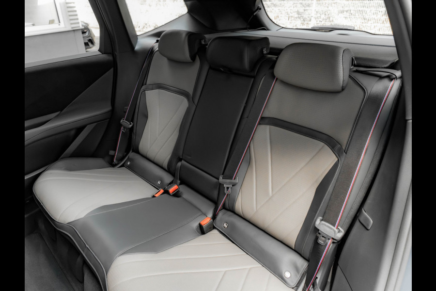 BMW iX3 50 xDrive - Direct Beschikbaar - M-Sport Pro - Pano - Individual Leder