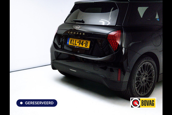 MINI Cooper E Blackyard 40.7 kWh | Head-Up | Stoelverw. | Draadloze lader | 17"LMV | Extra getint glas achter | Led | Cruise | Parkeersensoren | Nieuw model | NL auto | Fabrieksgarantie |