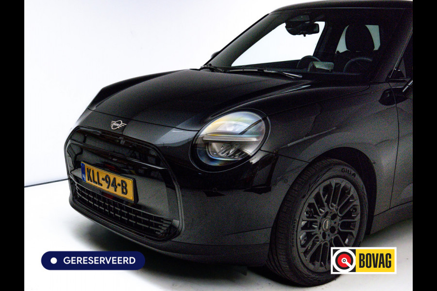 MINI Cooper E Blackyard 40.7 kWh | Head-Up | Stoelverw. | Draadloze lader | 17"LMV | Extra getint glas achter | Led | Cruise | Parkeersensoren | Nieuw model | NL auto | Fabrieksgarantie |