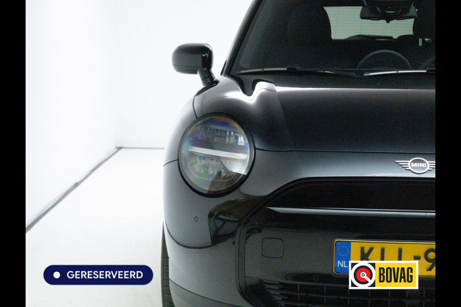 MINI Cooper E Blackyard 40.7 kWh | Head-Up | Stoelverw. | Draadloze lader | 17"LMV | Extra getint glas achter | Led | Cruise | Parkeersensoren | Nieuw model | NL auto | Fabrieksgarantie |
