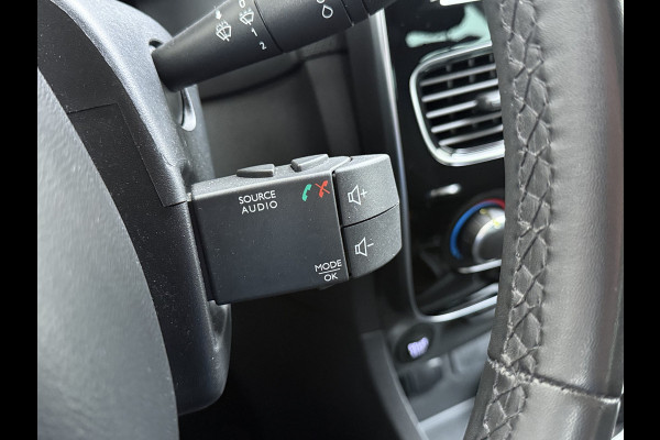 Renault Clio 90PK 5drs Navi Airco Bluetooth Pdc Keyless Cruise Control Limited Smartphone integratie Isofix DAB Lmv Privacy Glas Led Origineel Nederlandse Auto