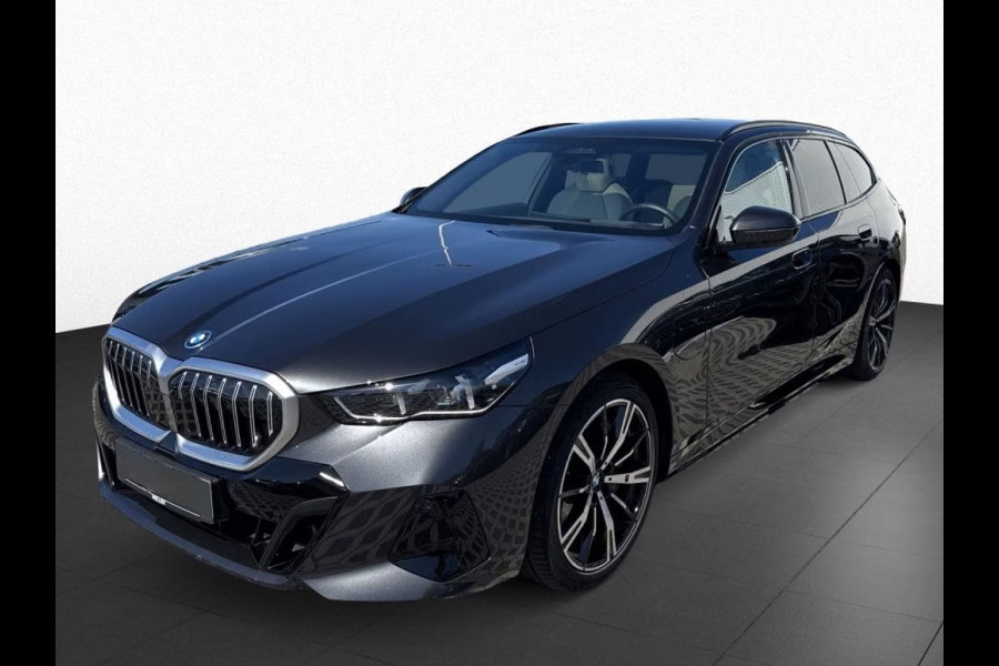 BMW 5 Serie Touring 550e xDrive M-SPORT ** PANORAMA, IVORY LEDER, TREKH, 20-inch LMV, ADAPT. CRUISE ** 1e EIG - UNGALLFREI - Ex. BMW ** ** INFORMEER OOK NAAR ONZE AANTREKKELIJKE FINANCIAL-LEASE TARIEVEN **