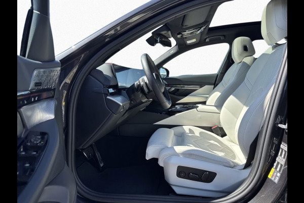 BMW 5 Serie Touring 550e xDrive M-SPORT ** PANORAMA, IVORY LEDER, TREKH, 20-inch LMV, ADAPT. CRUISE ** 1e EIG - UNGALLFREI - Ex. BMW ** ** INFORMEER OOK NAAR ONZE AANTREKKELIJKE FINANCIAL-LEASE TARIEVEN **