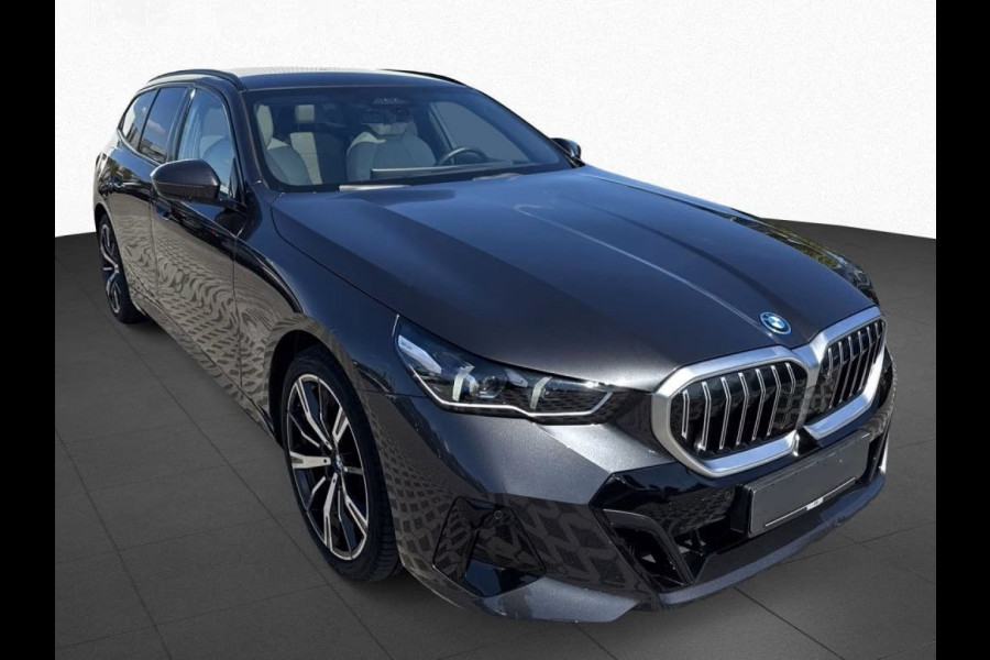 BMW 5 Serie Touring 550e xDrive M-SPORT ** PANORAMA, IVORY LEDER, TREKH, 20-inch LMV, ADAPT. CRUISE ** 1e EIG - UNGALLFREI - Ex. BMW ** ** INFORMEER OOK NAAR ONZE AANTREKKELIJKE FINANCIAL-LEASE TARIEVEN **