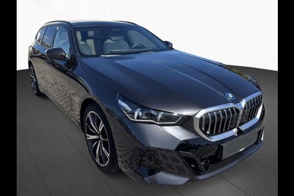 BMW 5 Serie Touring 550e xDrive M-SPORT ** PANORAMA, IVORY LEDER, TREKH, 20-inch LMV, ADAPT. CRUISE ** 1e EIG - UNGALLFREI - Ex. BMW ** ** INFORMEER OOK NAAR ONZE AANTREKKELIJKE FINANCIAL-LEASE TARIEVEN **