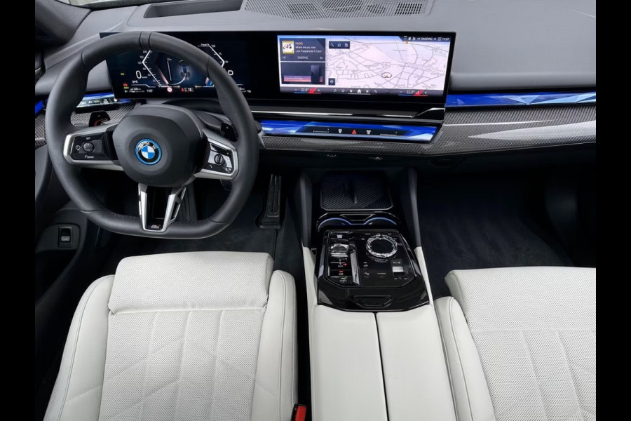 BMW 5 Serie Touring 550e xDrive M-SPORT ** PANORAMA, IVORY LEDER, TREKH, 20-inch LMV, ADAPT. CRUISE ** 1e EIG - UNGALLFREI - Ex. BMW ** ** INFORMEER OOK NAAR ONZE AANTREKKELIJKE FINANCIAL-LEASE TARIEVEN **