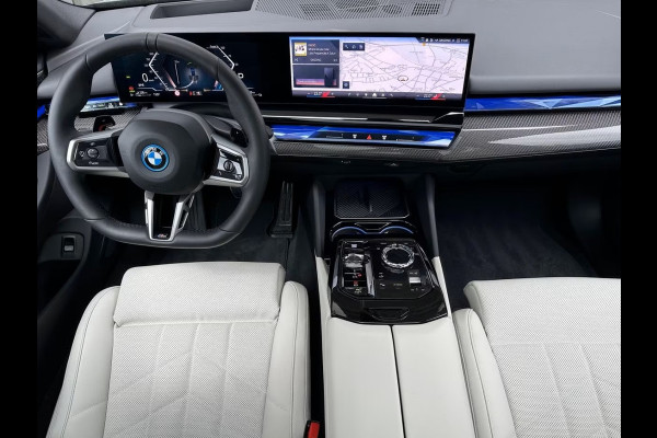 BMW 5 Serie Touring 550e xDrive M-SPORT ** PANORAMA, IVORY LEDER, TREKH, 20-inch LMV, ADAPT. CRUISE ** 1e EIG - UNGALLFREI - Ex. BMW ** ** INFORMEER OOK NAAR ONZE AANTREKKELIJKE FINANCIAL-LEASE TARIEVEN **