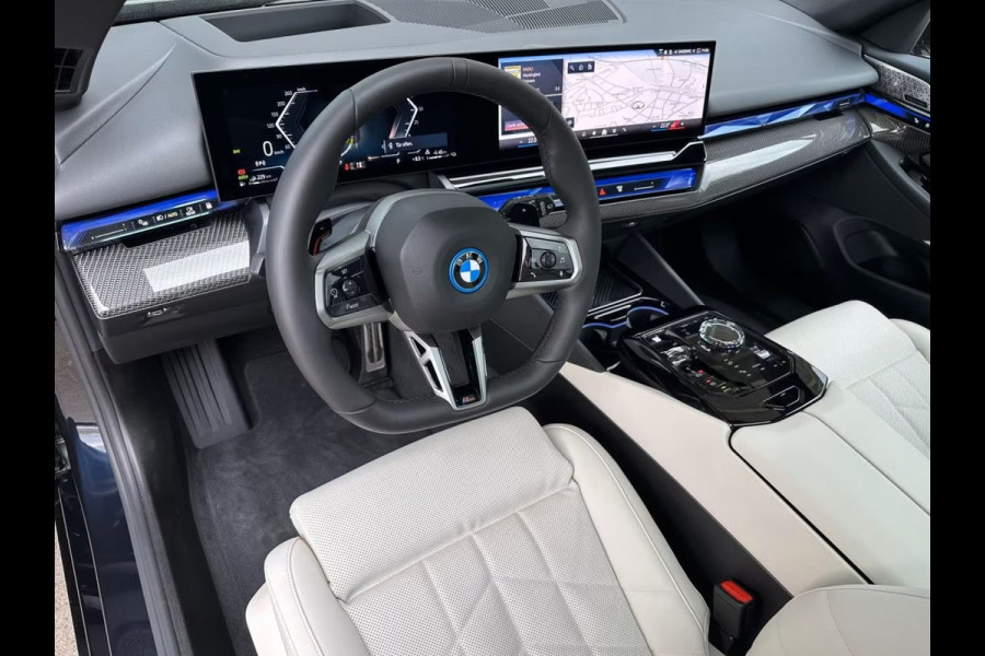 BMW 5 Serie Touring 550e xDrive M-SPORT ** PANORAMA, IVORY LEDER, TREKH, 20-inch LMV, ADAPT. CRUISE ** 1e EIG - UNGALLFREI - Ex. BMW ** ** INFORMEER OOK NAAR ONZE AANTREKKELIJKE FINANCIAL-LEASE TARIEVEN **
