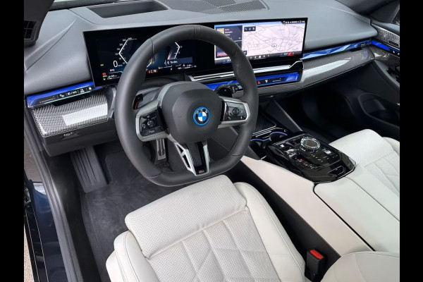 BMW 5 Serie Touring 550e xDrive M-SPORT ** PANORAMA, IVORY LEDER, TREKH, 20-inch LMV, ADAPT. CRUISE ** 1e EIG - UNGALLFREI - Ex. BMW ** ** INFORMEER OOK NAAR ONZE AANTREKKELIJKE FINANCIAL-LEASE TARIEVEN **