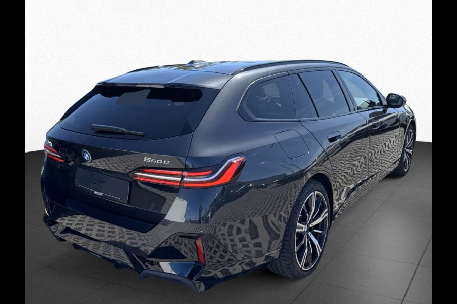 BMW 5 Serie Touring 550e xDrive M-SPORT ** PANORAMA, IVORY LEDER, TREKH, 20-inch LMV, ADAPT. CRUISE ** 1e EIG - UNGALLFREI - Ex. BMW ** ** INFORMEER OOK NAAR ONZE AANTREKKELIJKE FINANCIAL-LEASE TARIEVEN **