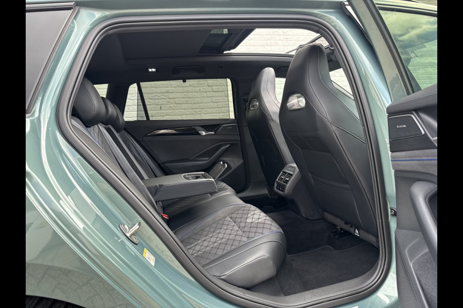 Volkswagen Passat Variant 1.5 eTSI R-Line Panorama Massage stoelen Sfeer verlichting All season banden Bomvolle uitvoering