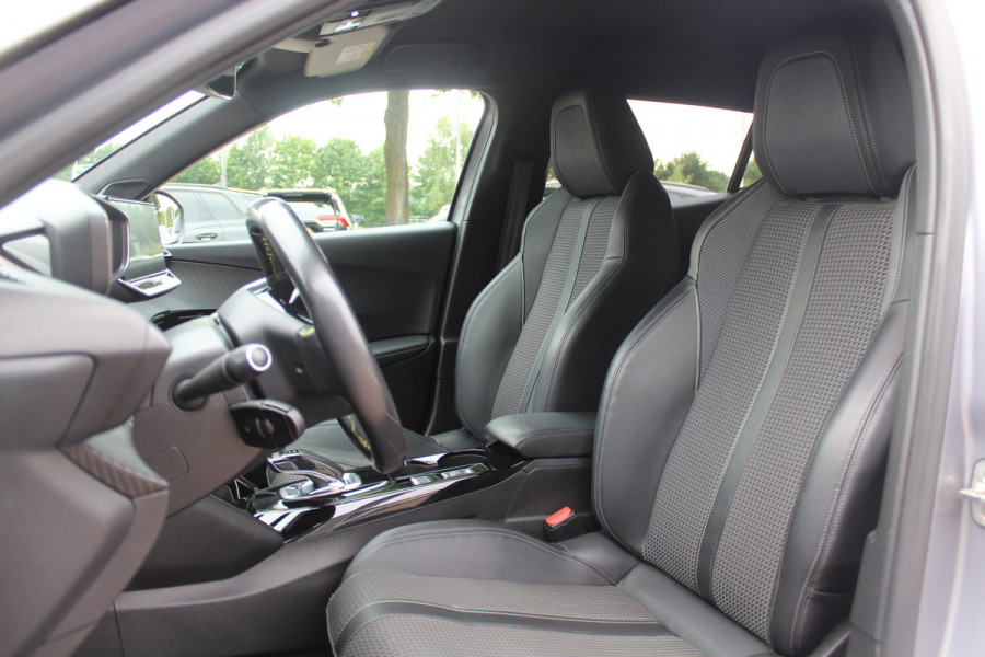 Peugeot e-2008 EV GT 50 kWh / SoH 90,6% / Camera / Half leder / Virtual Cockpit / 18'' / LED Koplampen / Keyless / Navigatie / Cruise Control