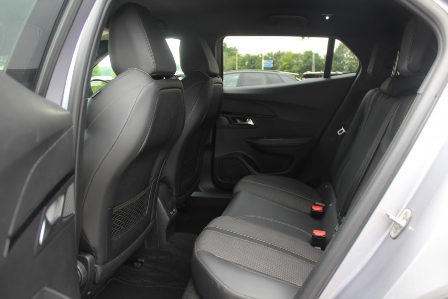 Peugeot e-2008 EV GT 50 kWh / SoH 90,6% / Camera / Half leder / Virtual Cockpit / 18'' / LED Koplampen / Keyless / Navigatie / Cruise Control